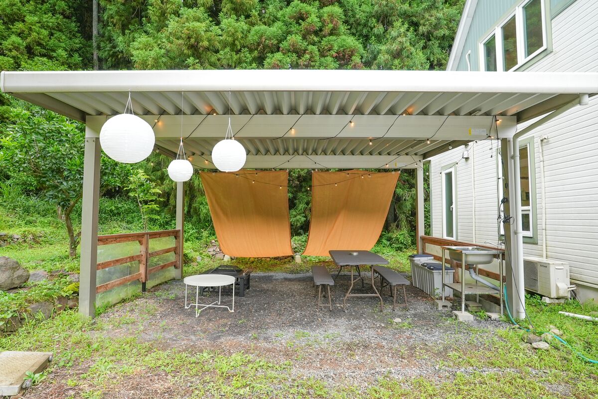木製露台上的BBQ空間